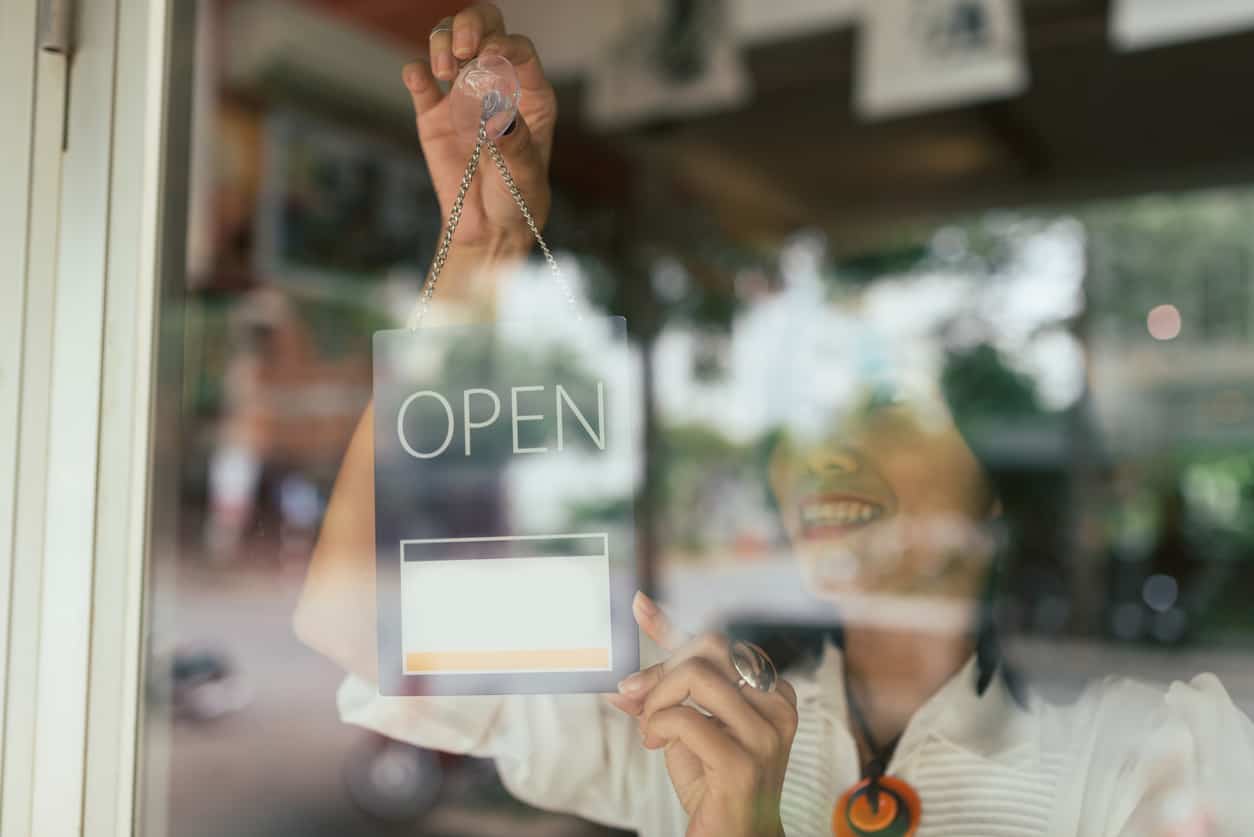 The Bartender Duties Checklist: From Open to Close